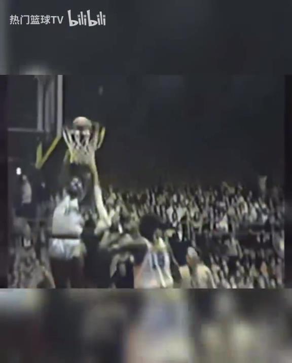 這是怪物嗎？張伯倫高中時(shí)期是怎么打球的？校園里的明星！