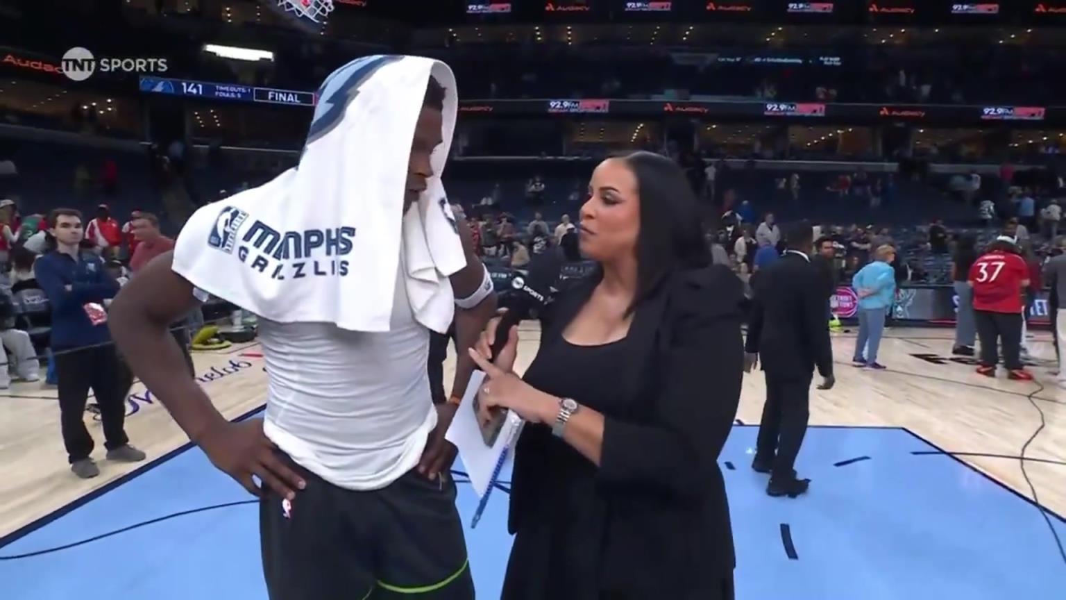 華子賽后接受一位豐滿女記者的采訪！