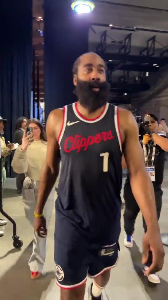 爆砍39分！哈登賽后走入球員通道氣喘吁吁：今天是場(chǎng)艱苦的戰(zhàn)斗