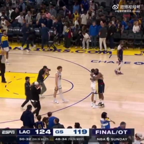 09雙雄傾盡全力！哈登和庫里賽后第一時間擁抱在一起