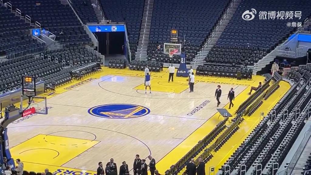 今天沒有得到出場機(jī)會！庫明加賽后還留在場地練習(xí)投籃