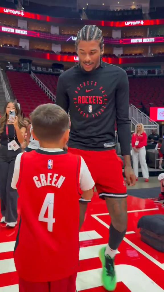 暖心偶像！小球迷賽前得到杰倫格林親簽球鞋球衣