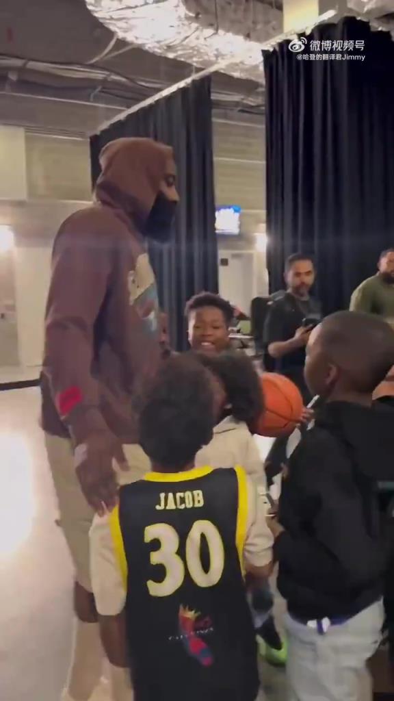 哈登賽后對(duì)小朋友：聽你們家長(zhǎng)的話，總有一天你們也會(huì)打進(jìn)NBA