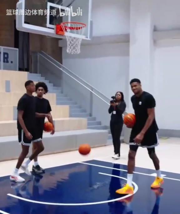 別人能學(xué)得來嗎？名場(chǎng)面：字母哥指導(dǎo)小球員籃下腳步！