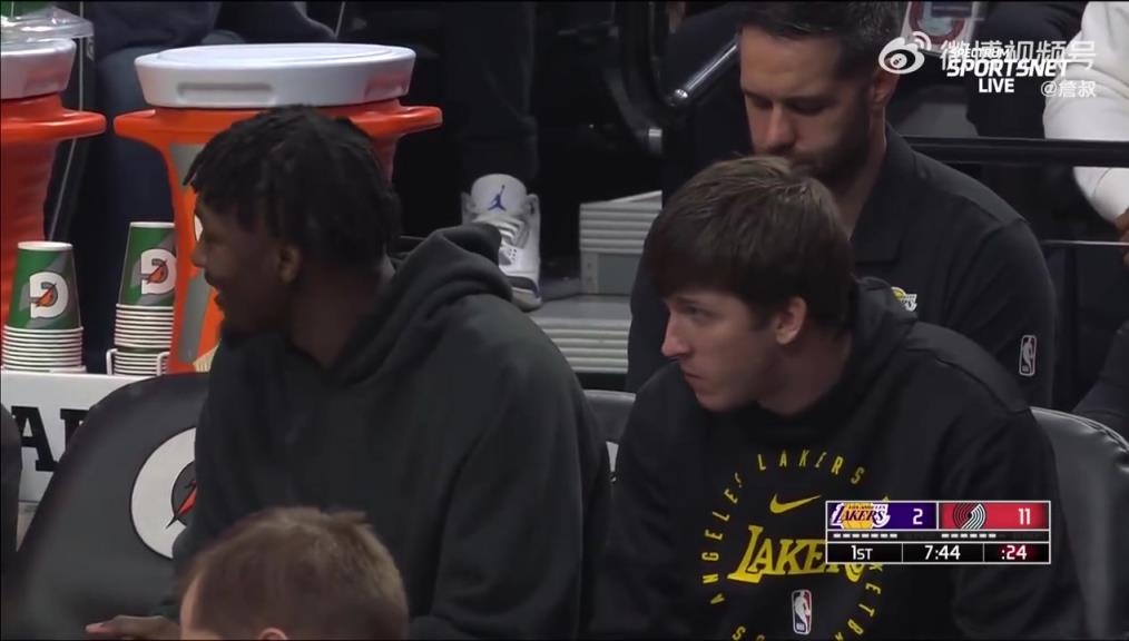 鎖定西部第三愜意得很！里夫斯輪休在板凳席上吃東西被抓拍到了