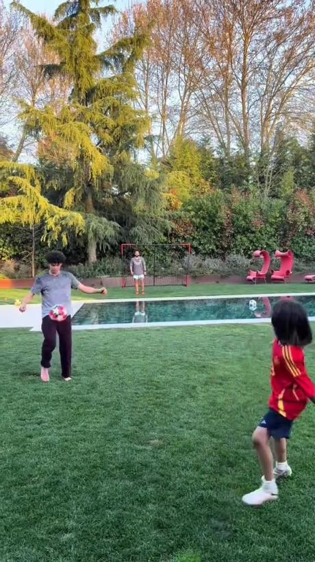 馬塞洛和兒子隔水相傳！大兒子腳法有點東西的！