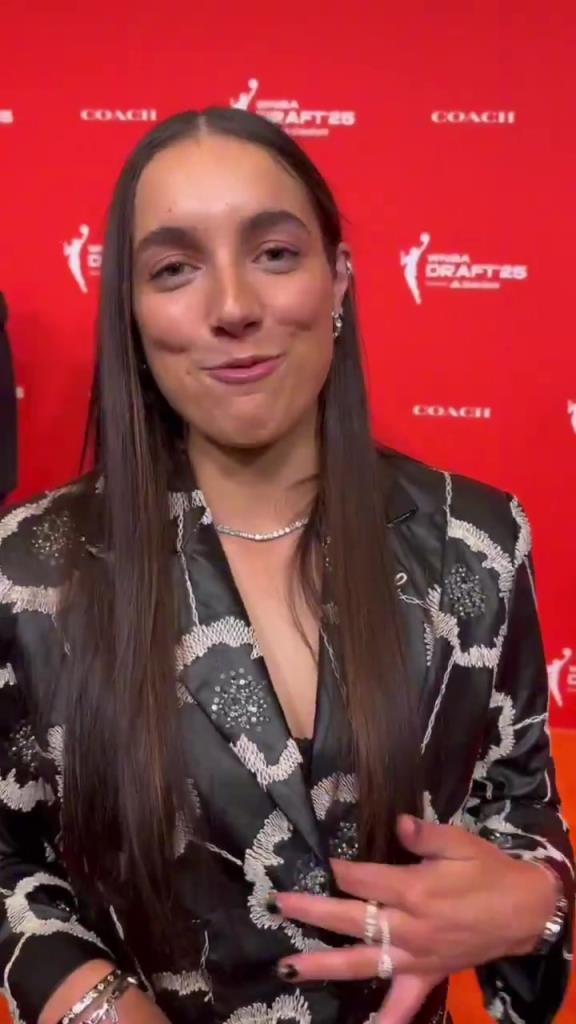 少爺真全能?。⊥龠€幫WNBA新秀妹子們設(shè)計今晚的服裝