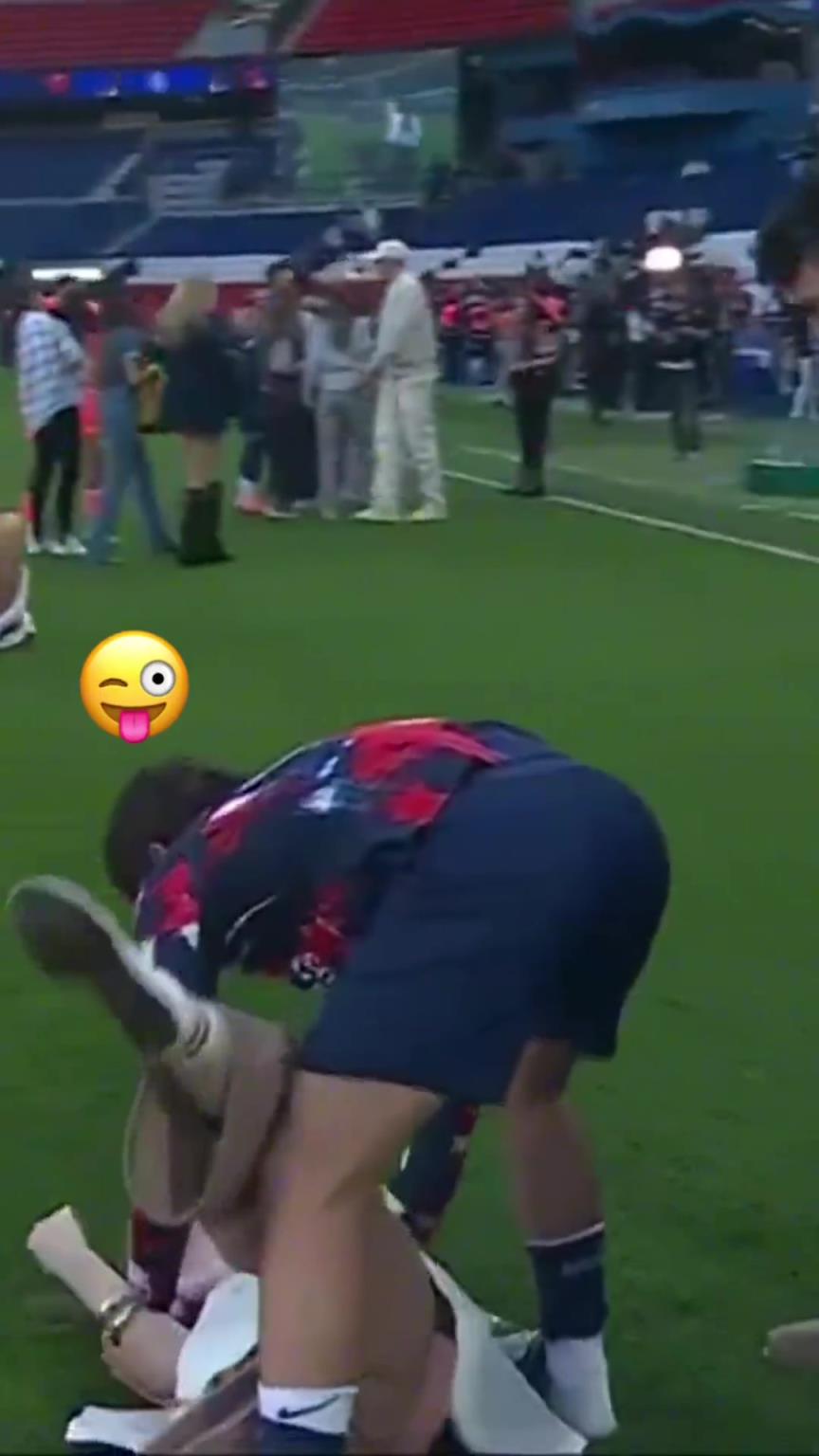 玩這么花?。績?nèi)維斯在家人面前把自己女友按倒在地