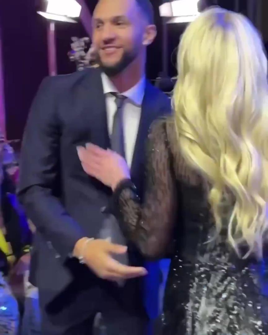 身材姣好！薩格斯的女友海莉被芝加哥天空選中！兩人接吻慶祝