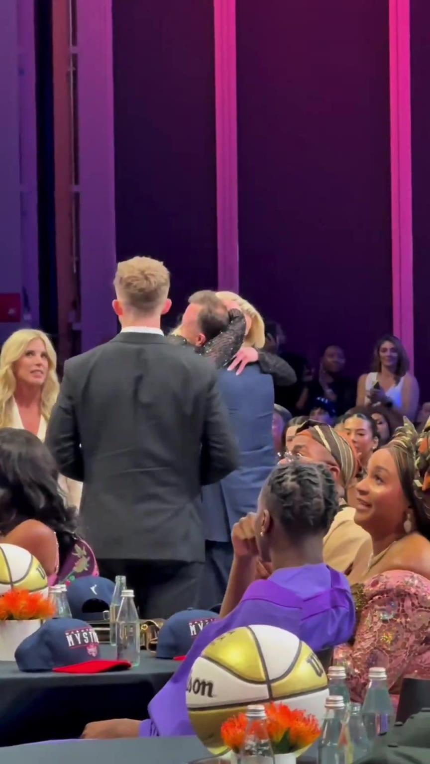 吧友們想看的正臉來了！薩格斯的女友海莉被選中后感覺快哭了