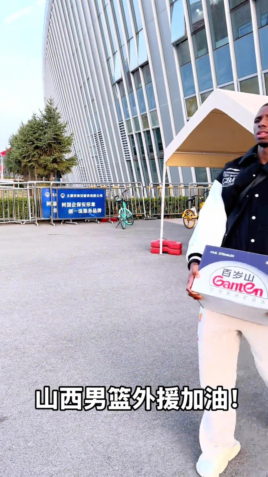 不是！你們山西外援合同還包括搬水的？