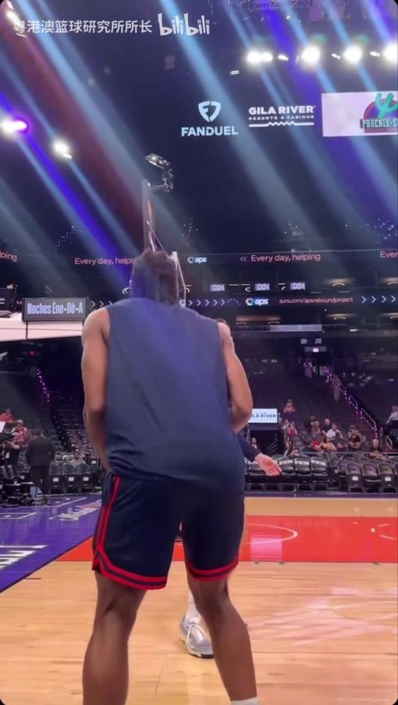 機器人級別的靜態(tài)身體！近距離看小卡的賽前熱身！