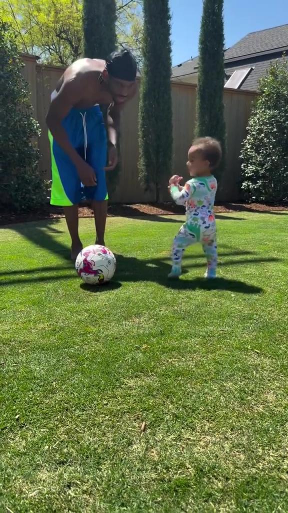 足球要從娃娃抓起！SGA帶娃踢足球，小孩摔倒時鼓掌“嘲笑”！